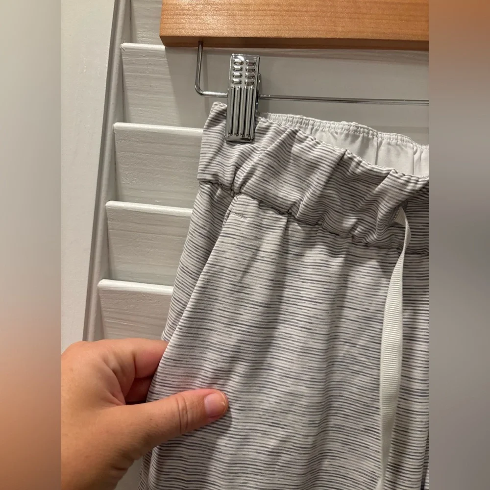 LULULEMON On The Fly Crop 23” Light Gray Joggers Travel Athletic Sweatpants 0